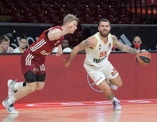 13.01.2022, xemx, Basketball Euroleague, FC Bayern Muenchen - AS Monaco emspor, v.l. Ognjen Jaramaz (FC Bayern Basketball), Mike James (AS Monaco) Muenchen