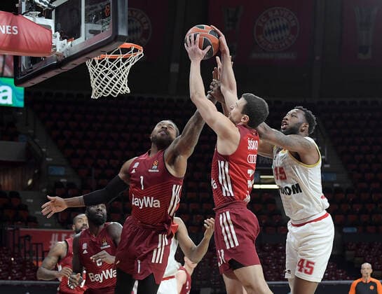 13.01.2022, xemx, Basketball Euroleague, FC Bayern Muenchen - AS Monaco emspor, v.l. Deshaun Thomas (FC Bayern Basketball), Zan Mark Sisko (FC Bayern Basketball), Donta Hall (AS Monaco) Muenchen