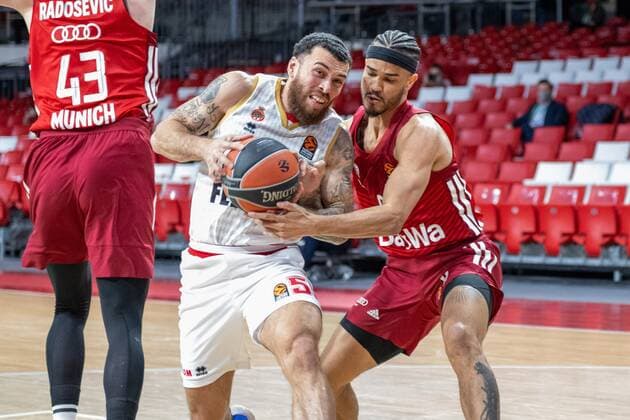 Mike James 55 (AS Monaco Basket), Nick Weiler-Babb 0 (FC Bayern), FC Bayern Basketball vs. AS Monaco Basket, Euroleague, 13.01.2022 Muenchen Bayern Deutschland