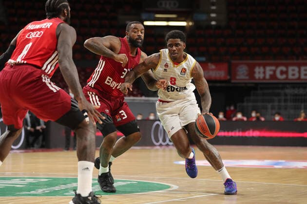 Zweikampf zwischen K.C. Rivers (Bayern Basketball, 3) und Dwayne Bacon (AS Monaco, 8) GER, FC Bayern Basketball vs. AS Monaco, Basketball, EuroLeague, Saison 2021 2022, 13.01.2022, GER, FC Bayern Basketball vs. AS Monaco, Basketball, EuroLeague, Saison 2021 2022, 13.01.2022 Muenchen Copyright: xEIBNER MarcelxEngelbrechtx EP_EER