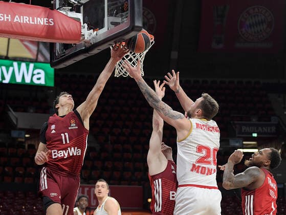 13.01.2022, xemx, Basketball Euroleague, FC Bayern Muenchen - AS Monaco emspor, v.l. Vladimir Lucic (FC Bayern Basketball), Zan Mark Sisko (FC Bayern Basketball), Donatas Motiejunas (AS Monaco) Muenchen