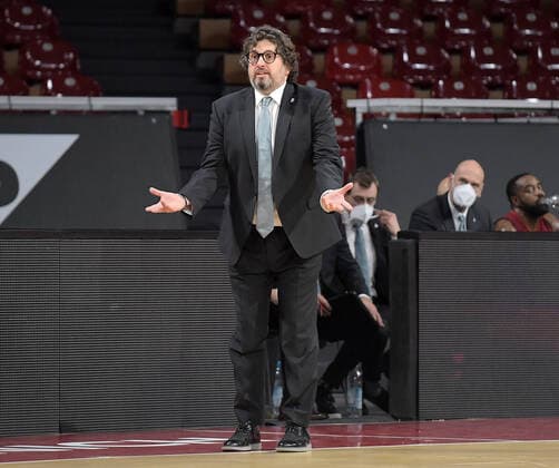 13.01.2022, xemx, Basketball Euroleague, FC Bayern Muenchen - AS Monaco emspor, v.l. Cheftrainer Andrea Trinchieri (FC Bayern Basketball)gibt Anweisungen, gestikuliert mit den Armen, gesticulate, gives instructions Muenchen