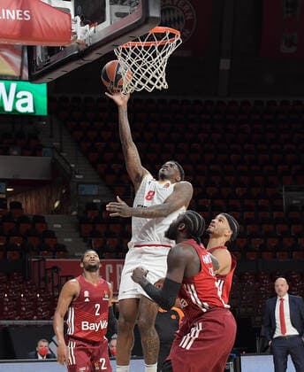 13.01.2022, xemx, Basketball Euroleague, FC Bayern Muenchen - AS Monaco emspor, v.l. Dwayne Bacon (AS Monaco), Othello Hunter (FC Bayern Basketball), Nick Weiler-Babb (FC Bayern Basketball) Muenchen