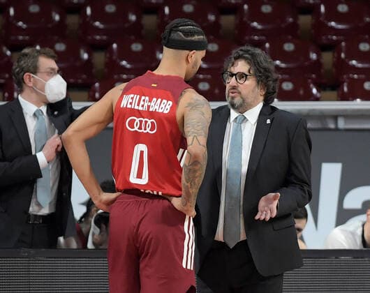 13.01.2022, xemx, Basketball Euroleague, FC Bayern Muenchen - AS Monaco emspor, v.l. Nick Weiler-Babb (FC Bayern Basketball), Cheftrainer Andrea Trinchieri (FC Bayern Basketball) gibt Anweisungen, gestikuliert mit den Armen, gesticulate, gives instructions Muenchen