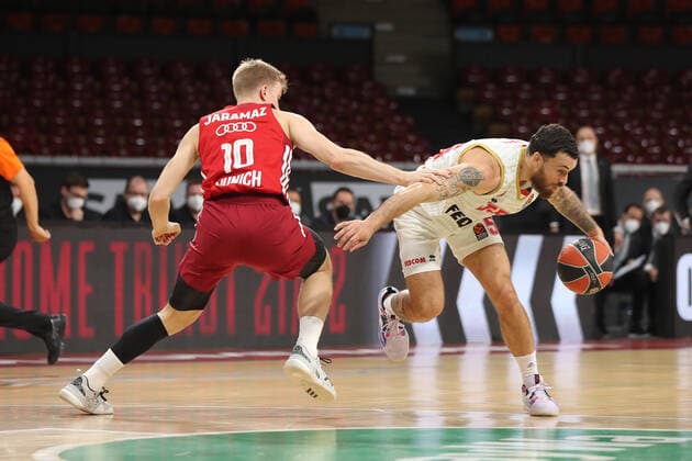 Zweikampf zwischen Ognjen Jaramaz(Bayern Basketball, 10) und Mike James (AS Monaco, 55) GER, FC Bayern Basketball vs. AS Monaco, Basketball, EuroLeague, Saison 2021 2022, 13.01.2022, GER, FC Bayern Basketball vs. AS Monaco, Basketball, EuroLeague, Saison 2021 2022, 13.01.2022 Muenchen Copyright: xEIBNER MarcelxEngelbrechtx EP_EER