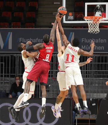Othello Hunter (Bayern Basketball, 8) und Mike James (AS Monaco, 55) im Kampf um den Ball. GER, FC Bayern Basketball vs. AS Monaco, Basketball, EuroLeague, Saison 2021 2022, 13.01.2022, GER, FC Bayern Basketball vs. AS Monaco, Basketball, EuroLeague, Saison 2021 2022, 13.01.2022 Muenchen Copyright: xEIBNER MarcelxEngelbrechtx EP_EER