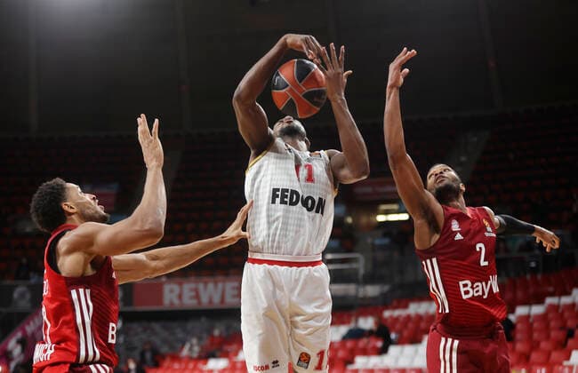 13.01.2022, Euroleague, FC Bayern Basketball vs AS Monaco, Basketball , im Bild: Augustine Rubit (FCB Basketball), DIALLO, ALPHA (AS Monaco) und Corey Walden (FCB Basketball)