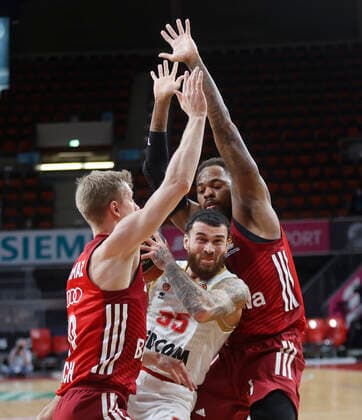 13.01.2022, Euroleague, FC Bayern Basketball vs AS Monaco, Basketball , im Bild: Ognjen Jaramaz (FCB Basketball), JAMES, MIKE (AS Monaco) und Deshaun Thomas (FCB Basketball)