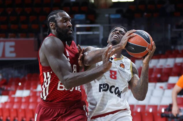 13.01.2022, Euroleague, FC Bayern Basketball vs AS Monaco, Basketball , im Bild: Othello Hunter (FCB Basketball) vs BACON, DWAYNE (AS Monaco)