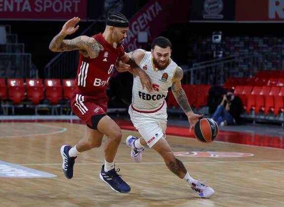 13.01.2022, Euroleague, FC Bayern Basketball vs AS Monaco, Basketball , im Bild: Nick Weiler-Babi (FCB Basketball) vs JAMES, MIKE (AS Monaco)