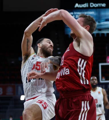 13.01.2022, Euroleague, FC Bayern Basketball vs AS Monaco, Basketball , im Bild: JAMES, MIKE (AS Monaco) vs Leon Radosevic (FCB Basketball)