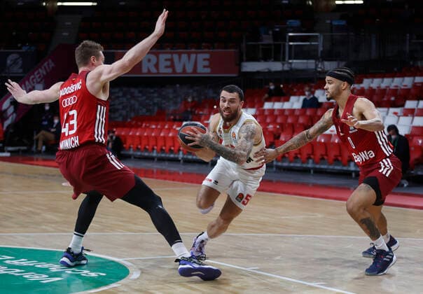 13.01.2022, Euroleague, FC Bayern Basketball vs AS Monaco, Basketball , im Bild: Leon Radosevic (FCB Basketball), JAMES, MIKE (AS Monaco) und Nick Weiler-Babi (FCB Basketball)