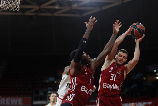 13.01.2022, Euroleague, FC Bayern Basketball vs AS Monaco, Basketball , im Bild: Deshaun Thomas (FCB Basketball) und Zan Mark Sisko (FCB Basketball)