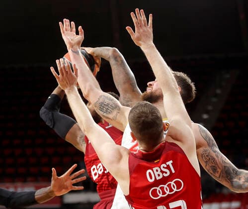 13.01.2022, Euroleague, FC Bayern Basketball vs AS Monaco, Basketball , im Bild: Deshaun Thomas (FCB Basketball) vs MOTIEJUNAS, DONATAS (AS Monaco) , Andreas Obst (FCB Basketball)