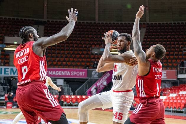 Othello Hunter 8 (FC Bayern), Donta Hall 45 (AS Monaco Basket), Thomas Deshaun 1 (FC Bayern), FC Bayern Basketball vs. AS Monaco Basket, Euroleague, 13.01.2022 Muenchen Bayern Deutschland