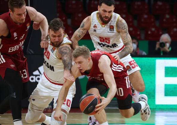 Bayerns 43 Leon RADOSEVIC, Monacos 20 MOTIEJUNAS, Bayerns 10 Ognien JARAMAZ und Monacos 55 JAMES. Basketball, FC Bayern - Monaco, am 13.01.2022, Basketball Euroleague, FC Bayern Basketball - AS Monaco Basket, Saison 2021-2022, in Muenchen, A U D I D O M E, Deutschland. Quelle Copyright Credit : Oryk HAIST