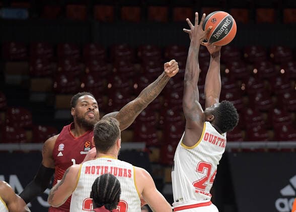 13.01.2022, xemx, Basketball Euroleague, FC Bayern Muenchen - AS Monaco emspor, v.l. Deshaun Thomas (FC Bayern Basketball), Yakuba Ouattara (AS Monaco) Muenchen