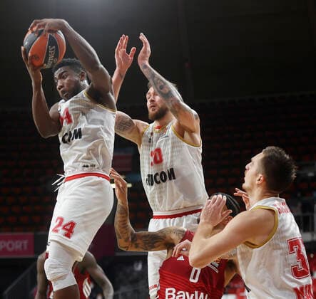 13.01.2022, Euroleague, FC Bayern Basketball vs AS Monaco, Basketball , im Bild: OUATTARA, YAKUBA (AS Monaco) , MOTIEJUNAS, DONATAS (AS Monaco) Nick Weiler-Babi (FCB Basketball) und ANDJUSIC, DANILO (AS Monaco)