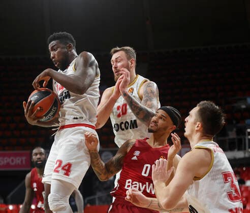 13.01.2022, Euroleague, FC Bayern Basketball vs AS Monaco, Basketball , im Bild: OUATTARA, YAKUBA (AS Monaco) , MOTIEJUNAS, DONATAS (AS Monaco) Nick Weiler-Babi (FCB Basketball) und ANDJUSIC, DANILO (AS Monaco)