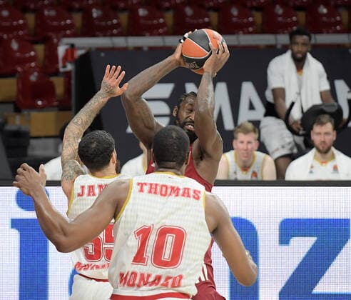 13.01.2022, xemx, Basketball Euroleague, FC Bayern Muenchen - AS Monaco emspor, v.l. Mike James (AS Monaco), Othello Hunter (FC Bayern Basketball), Will Thomas (AS Monaco) Muenchen