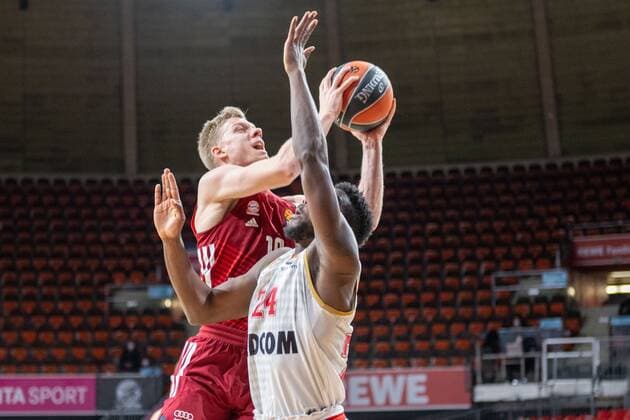 Ognjen Jaramaz 10 (FC Bayern), Yakuba Ouattara 24 (AS Monaco Basket), FC Bayern Basketball vs. AS Monaco Basket, Euroleague, 13.01.2022 Muenchen Bayern Deutschland