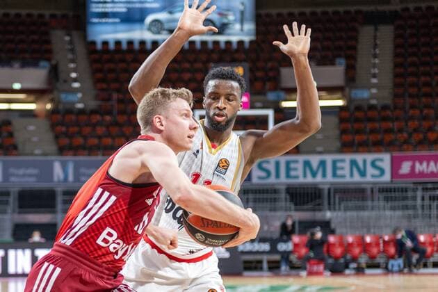 Ognjen Jaramaz 10 (FC Bayern), Alpha Diallo 11 (AS Monaco Basket), FC Bayern Basketball vs. AS Monaco Basket, Euroleague, 13.01.2022 Muenchen Bayern Deutschland