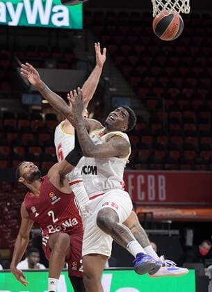 13.01.2022, xemx, Basketball Euroleague, FC Bayern Muenchen - AS Monaco emspor, v.l. Corey Walden (FC Bayern Basketball), Mike James (AS Monaco), Dwayne Bacon (AS Monaco) Muenchen