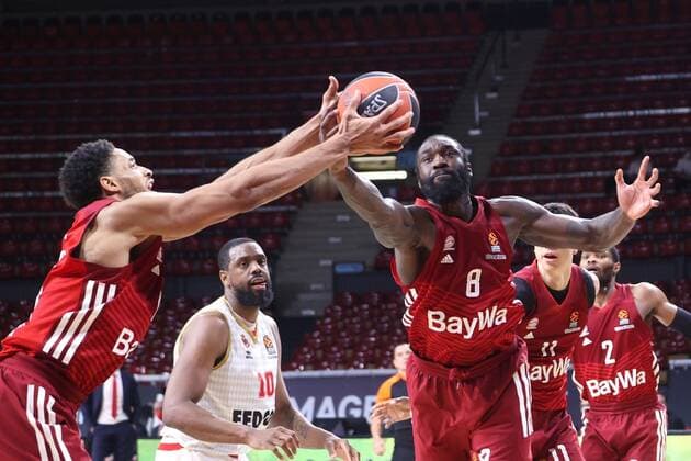 Bayerns 21 Augustine RUBIT und Bayerns 8 Othello HUNTER. Basketball, FC Bayern - Monaco, am 13.01.2022, Basketball Euroleague, FC Bayern Basketball - AS Monaco Basket, Saison 2021-2022, in Muenchen, A U D I D O M E, Deutschland. Quelle Copyright Credit : Oryk HAIST
