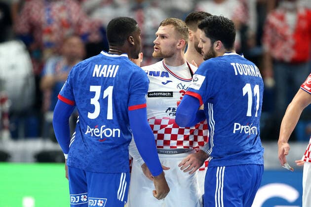 Bilder des Jahres 2022, Sport 01 Januar Sport Themen der Woche KW02 Sport Bilder des Tages Croatia v France - Men s EHF EURO 2022 SZEGED, HUNGARY - JANUARY 13: Croatia and France players clash during the Men s EHF EURO 2022 match between Croatia and France at Szeged Uj Arena on January 13, 2022 in Szeged, Hungary. SanjinxStrukic PIXSELL