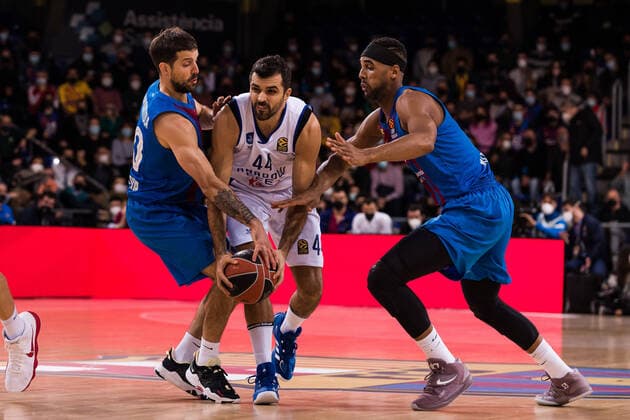January 13, 2022, Barcelona, Barcelona, Spain: Krunoslav Simon of Anadolu Efes Istanbul in action against Nico Laprovittola and Brandon Davies of FC Barcelona, Barca during the Turkish Airlines EuroLeague match between FC Barcelona and Anadolu Efes Istanbul at Palau Blaugrana on January 13, 2022 in Barcelona, Spain. Barcelona Spain - ZUMAa181 20220113_zaa_a181_209 Copyright: xJavierxBorregox