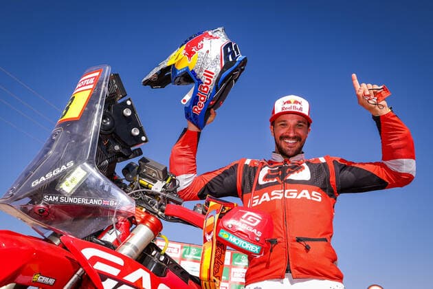 Bilder des Jahres 2022, Sport 01 Januar Sport Themen der Woche KW02 Sport Bilder des Tages Sunderland Sam (aus), GasGas Factory Racing, KTM 450 Rally Factory Replica, Moto, W2RC, portrait celebrating victory during the Stage 12 of the Dakar Rally 2022 between Bisha and Jeddah, on January 14th 2022 in Jeddah, Saudi Arabia - AUTO - DAKAR 2022 - STAGE 12 DPPI Panoramic  20220114_FGOO0550