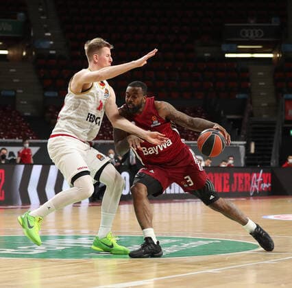 K.C. Rivers (Bayern Basketball, 3) foult Brock Motum (AS Monaco, 12) GER, FC Bayern Basketball vs. AS Monaco, Basketball, EuroLeague, Saison 2021 2022, 13.01.2022, GER, FC Bayern Basketball vs. AS Monaco, Basketball, EuroLeague, Saison 2021 2022, 13.01.2022 Muenchen Copyright: xEIBNER MarcelxEngelbrechtx EP_EER