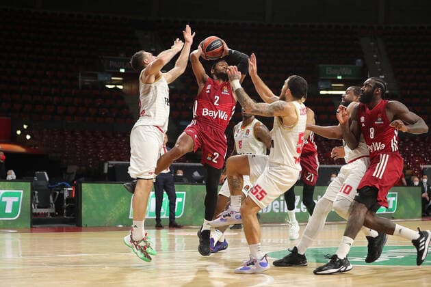 Danilo Andjusic (AS Monaco, 33) und Mike James (AS Monaco, 55) versuchen Corey Walden (Bayern Basketball, 2) zu blocken GER, FC Bayern Basketball vs. AS Monaco, Basketball, EuroLeague, Saison 2021 2022, 13.01.2022, GER, FC Bayern Basketball vs. AS Monaco, Basketball, EuroLeague, Saison 2021 2022, 13.01.2022 Muenchen Copyright: xEIBNER MarcelxEngelbrechtx EP_EER