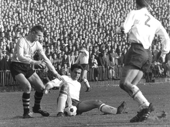 Borussia Dortmund - Hertha BSC Berlin 7:1 19.10.1963 links Timo Konietzka (BVB). Im Hintergrund viele Zuschauer