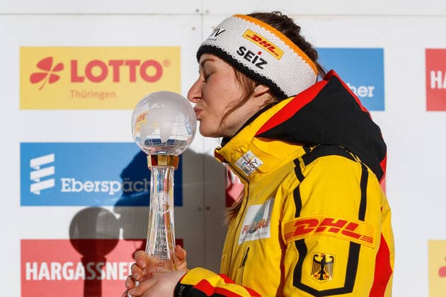 Bilder des Jahres 2022, Sport 01 Januar Sport Themen der Woche KW02 Sport Bilder des Tages Julia Taubitz (GER, Deutschland) mit dem Pokal fuer den Sprint-Gesamtsieg; gewinnt die Gesamt-Weltcup-Wertung im Sprint, 1 14 2022, Oberhof (Deutschland), Eberspaecher Luge World Cup Oberhof *** Julia Taubitz GER, Germany with the trophy for the overall sprint win wins the overall World Cup ranking in sprint, 1 14 2022, Oberhof Germany , Eberspaecher Luge World Cup Oberhof xprx