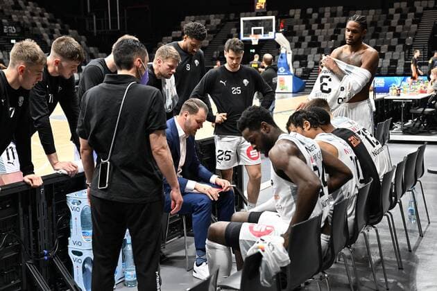 14.01.2022 - Basketball - Saison 2021 2022 - 2. Bundesliga Pro-A - 19. Spieltag: Nürnberg Falcons Basketball Club NBC - RASTA Vechta - - Vytautas Buzas ( Trainer Headcoach Nürnberg Falcons BC NBC ) und Mannschaft Team