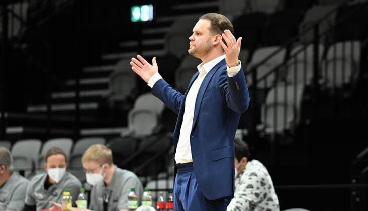 14.01.2022 - Basketball - Saison 2021 2022 - 2. Bundesliga Pro-A - 19. Spieltag: Nürnberg Falcons Basketball Club NBC - RASTA Vechta - - Vytautas Buzas ( Trainer Headcoach Nürnberg Falcons BC NBC ) gestikuliert Geste