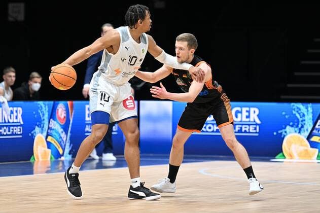 14.01.2022 - Basketball - Saison 2021 2022 - 2. Bundesliga Pro-A - 19. Spieltag: Nürnberg Falcons Basketball Club NBC - RASTA Vechta - - Evan Derek Taylor (10, Nürnberg Falcons BC NBC ) Jannes Hundt ( 20, RASTA Vechta )