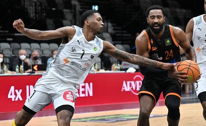 14.01.2022 - Basketball - Saison 2021 2022 - 2. Bundesliga Pro-A - 19. Spieltag: Nürnberg Falcons Basketball Club NBC - RASTA Vechta - - Dupree Mc Brayer (1, Nürnberg Falcons BC NBC ) Preston Purifoy (24, RASTA Vechta )