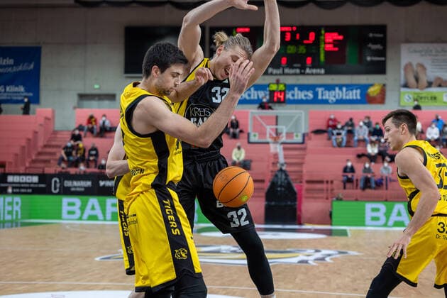 Noah Starkey (Kirchheim Knights, 32), Mateo Seric (Tigers Tuebingen, 17) Tigers Tuebingen vs. Kirchheim Knights, 2. Basketball Bundesliga, Pro A, Barmer 2 Basketball, 19. Spieltag , Spielzeit 2021 2022, 14.01.2022 Tigers Tuebingen vs. Kirchheim Knights, 2. Basketball Bundesliga, Pro A, Barmer 2 Basketball, 19. Spieltag , Spielzeit 2021 2022, 14.01.2022 Tuebingen Copyright: xNinaxSanderx xEibnerxPressefotox EP_NSR