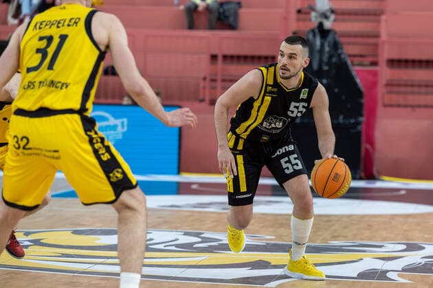 Karlo Miksic (Kirchheim Knights, 55) Tigers Tuebingen vs. Kirchheim Knights, 2. Basketball Bundesliga, Pro A, Barmer 2 Basketball, 19. Spieltag , Spielzeit 2021 2022, 14.01.2022 Tigers Tuebingen vs. Kirchheim Knights, 2. Basketball Bundesliga, Pro A, Barmer 2 Basketball, 19. Spieltag , Spielzeit 2021 2022, 14.01.2022 Tuebingen Copyright: xNinaxSanderx xEibnerxPressefotox EP_NSR