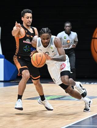 14.01.2022 - Basketball - Saison 2021 2022 - 2. Bundesliga Pro-A - 19. Spieltag: Nürnberg Falcons Basketball Club NBC - RASTA Vechta - - Aminu Joel Sadu (21, RASTA Vechta ) Antonio Lee AJ Davis Jr (3, Nürnberg Falcons BC NBC )