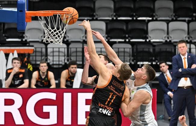 14.01.2022 - Basketball - Saison 2021 2022 - 2. Bundesliga Pro-A - 19. Spieltag: Nürnberg Falcons Basketball Club NBC - RASTA Vechta - - Robin Lodders (11, RASTA Vechta ) Jonathan Maier (13, Nürnberg Falcons BC NBC )