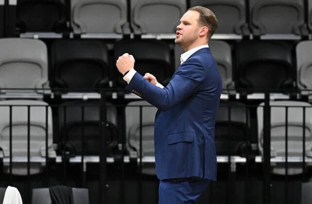 14.01.2022 - Basketball - Saison 2021 2022 - 2. Bundesliga Pro-A - 19. Spieltag: Nürnberg Falcons Basketball Club NBC - RASTA Vechta - - Vytautas Buzas ( Trainer Headcoach Nürnberg Falcons BC NBC ) ballt Faust Fäuste Jubel Freude