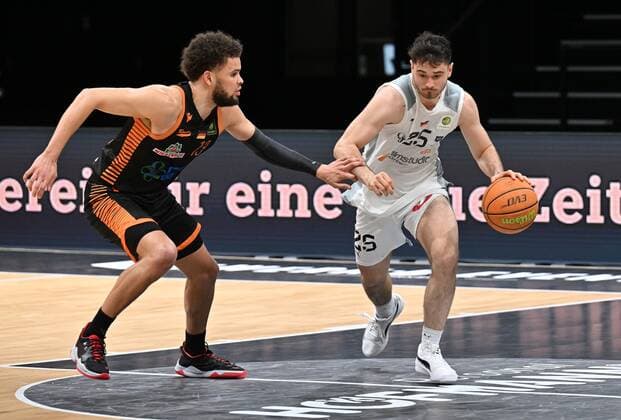 14.01.2022 - Basketball - Saison 2021 2022 - 2. Bundesliga Pro-A - 19. Spieltag: Nürnberg Falcons Basketball Club NBC - RASTA Vechta - - Sheldon Eberhardt (13, RASTA Vechta ) Tim Köpple Koepple (25, Nürnberg Falcons BC NBC )