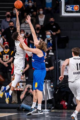 Caleb Homesley (Towers), John Bryant (MBC) easyCredit BBL, Basketball Bundesliga, 1.Liga, Saison 2021 2022, 17. Spieltag 14.01.22, Hamburg, Hamburg Towers vs. Syntainics MBC, Â
