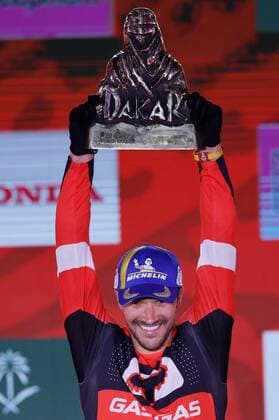 British driver Sam Sunderland celebrates his victory on the podium of the bike class after the 12ª and last stage of the Dakar rally, in Jeddah, Saudi Arabia, 14 January 2021. 12ª and last stage of Dakar rally !ACHTUNG: NUR REDAKTIONELLE NUTZUNG!  Copyright: xBielxAlinox GRAF9957 20220114-d32f208a9bc95d7a3ac9c235eed508b01c3c36b7