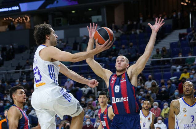 14th January 2021; Wizink Center; Madrid, Spain; Turkish Airlines Euroleague Basketball , Real Madrid versus Bitci Baskonia; Sergio Llull (Real Madrid) drives past Tadas Sedekerskis (Baskonia) Madrid Madrid Spain Basketball Copyright: xAlbaxPachecox xAgenciaxLOFx