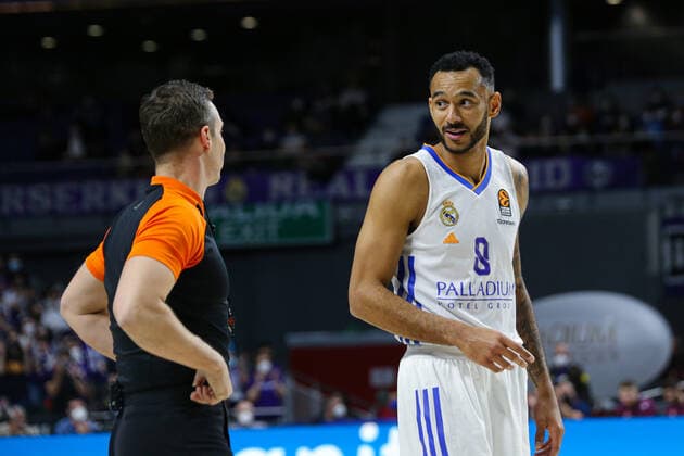 14th January 2021; Wizink Center; Madrid, Spain; Turkish Airlines Euroleague Basketball , Real Madrid versus Bitci Baskonia; Adam Hanga (Real Madrid) talking with the referee Madrid Madrid Spain Basketball Copyright: xAlbaxPachecox xAgenciaxLOFx