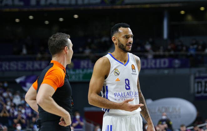14th January 2021; Wizink Center; Madrid, Spain; Turkish Airlines Euroleague Basketball , Real Madrid versus Bitci Baskonia; Adam Hanga (Real Madrid) talking with the referee Madrid Madrid Spain Basketball Copyright: xAlbaxPachecox xAgenciaxLOFx